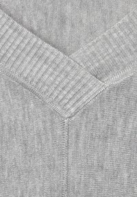 Grauer Strickpullover mit V-Ausschnitt, ausgestattet mit einer gerippten Kragen und Textur. Der Stoff hat eine glatte Oberfläche mit einem subtilen Melange-Muster.