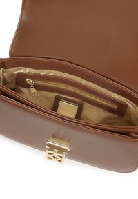 Borsa a mano in pelle marrone con chiusura in metallo dorato, caratterizzata da un interno setoso beige e molteplici scomparti, incluso una tasca con zip.