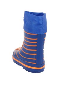 Botte de pluie en caoutchouc bleu avec des rayures horizontales orange, présentant une semelle plate et un dessus texturé avec un revers roulé.