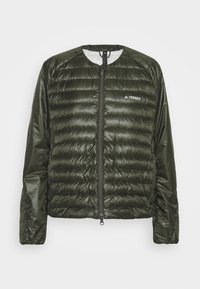 Mörkgrön, vadderad puffjacka med dragkedja fram, rund hals och logodetalj. Har glansigt, slätt tyg och ribbade ärmslut.