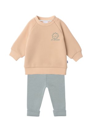 Beige Sweatshirt mit langen Ärmeln und Blumenmotiv "Let Love Bloom", kombiniert mit hellblau-weiß gestreifter Hose für Kleinkinder.