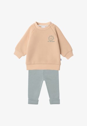 Beige Sweatshirt mit langen Ärmeln und Blumenmotiv "Let Love Bloom", kombiniert mit hellblau-weiß gestreifter Hose für Kleinkinder.