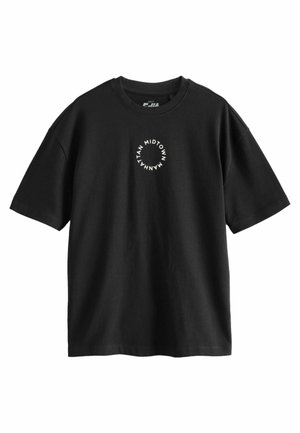 Camiseta de algodón negra con mangas cortas y escote redondo. Presenta el texto "MIDTOWN MANHATTAN" en blanco, en forma circular, en la parte delantera.