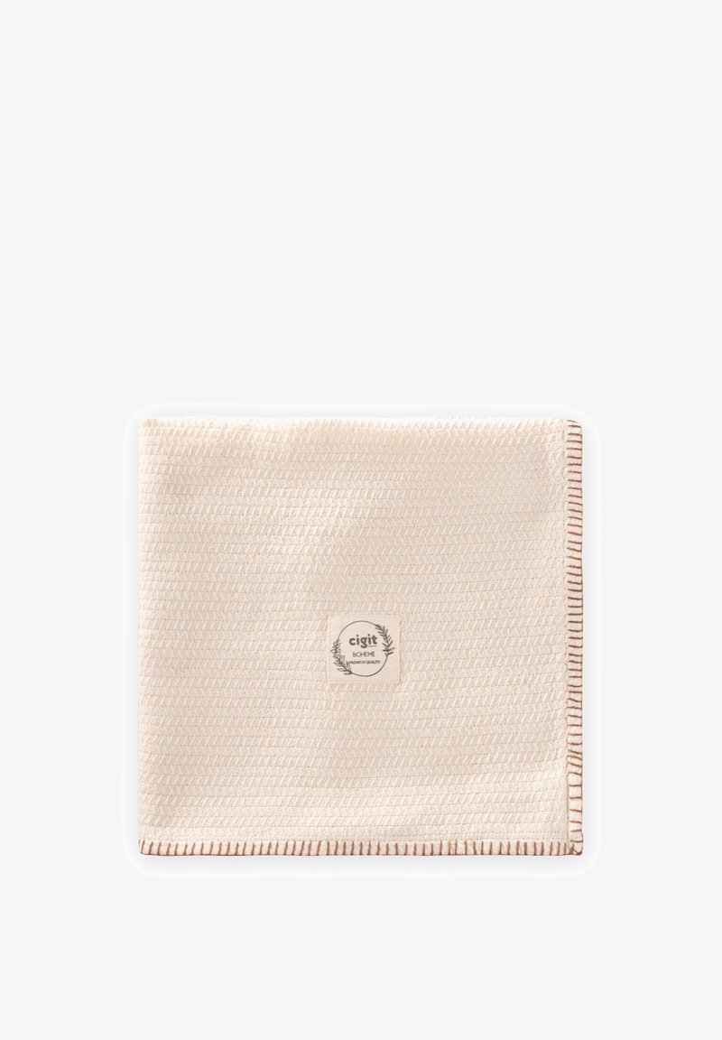 Carré de tissu beige texturé avec une bordure marron cousue et une étiquette centrale portant l'inscription « cigit BOHEME qualité premium » avec une décoration de feuilles.