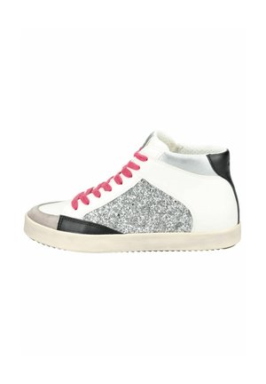 Basket haute en cuir blanc avec des lacets roses, des accents argentés et un panneau latéral gris pailleté. Semelle en caoutchouc texturée et talon noir.