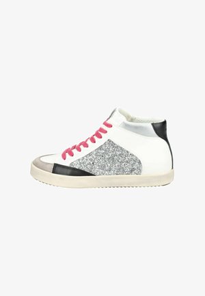 Basket haute en cuir blanc avec des lacets roses, des accents argentés et un panneau latéral gris pailleté. Semelle en caoutchouc texturée et talon noir.