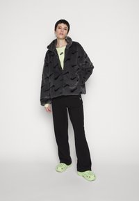 Nike Sportswear Talvitakki - dark smoke grey/black