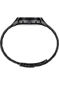 Montre analogique noire avec un boîtier rond et un bracelet multi-maillons. Comprend deux boutons-poussoirs et une lunette texturée. Surface lisse, design robuste.