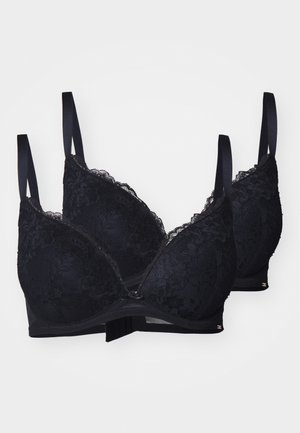 Mustat pitsiset alushousut, joissa on pehmeät kupit, säädettävät olkaimet ja koukku-silmukkakiinnitys, koristeltu kukkakuviolla ja satiinikoristeilla.