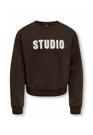 Sweat-shirt marron foncé à manches longues et col rond avec des lettres majuscules blanches et texturées formant le mot "STUDIO" sur la poitrine.