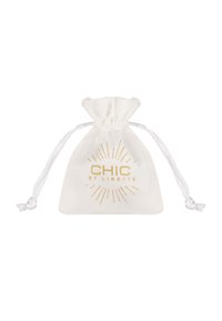 Witte stoffen pouch met trekkoord, met "CHIC BY LIRETTE" in gouden tekst en zonnestraalontwerp. Gladde textuur, compacte vorm.