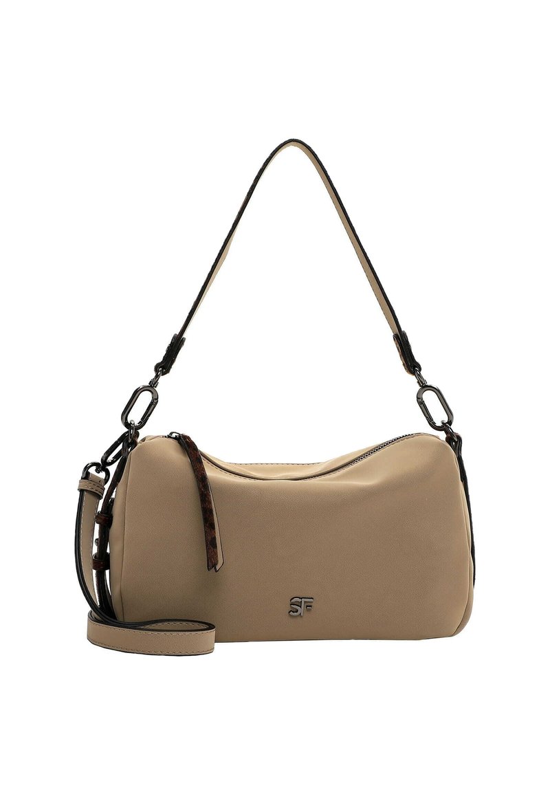 Borsa a mano sintetica beige di forma rotonda, con texture liscia e accessori neri. Presenta una tracolla regolabile e una chiusura con zip.