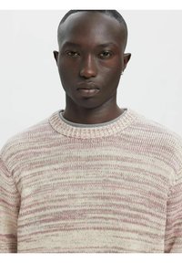 Strickpullover mit grobem, strukturiertem Design und abwechselnden Creme- und zartrosa Streifen; Rundhalsausschnitt und gerippte Bündchen.