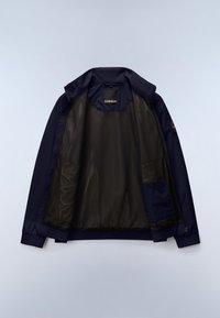 Tmavě modrá bunda s černou síťovanou vnitřní podšívkou, otevřeným zipem, elastickými manžetami a zapínací vnitřní kapsou na světlém pozadí.