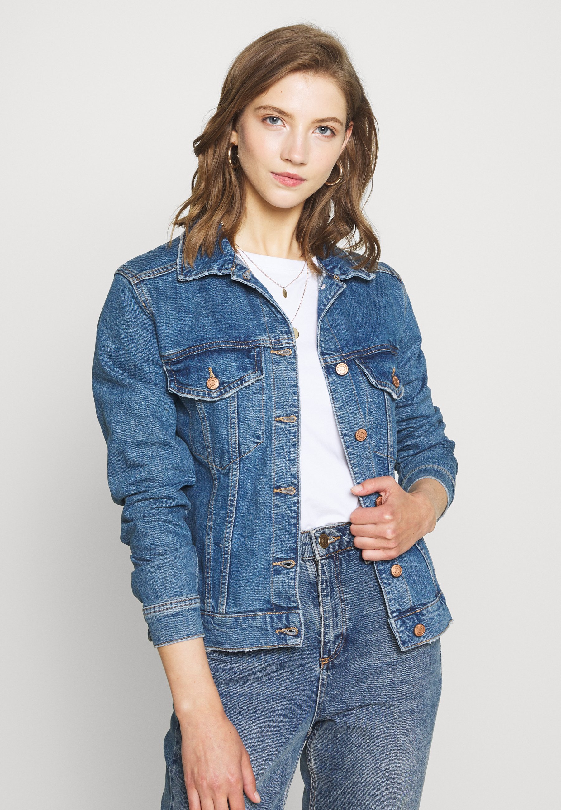 Gina Tricot SOLANGE JACKET Jeansjakke mid blue denim Gina Tricot Jeansjakke Solange Denim Jacket Svart
