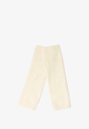 Krämfärgade, mjuka stickade benvärmare med en texturerad yta och ribbade muddar, designade för värme och komfort.