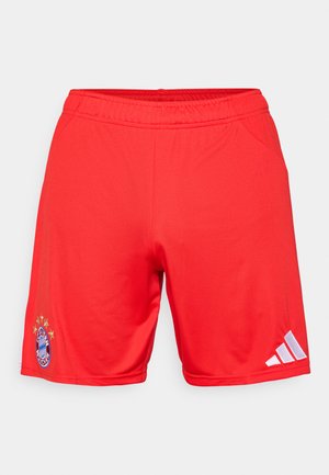 Rote Sportshorts aus glattem Stoff mit einem gestickten Logo und fünf Sternen darüber sowie weißen Adidas-Streifen an der Seite.