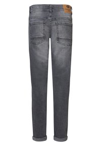 Jeans de mezclilla gris con un acabado desgastado, cinco bolsillos y dobladillo enrollado. Presenta un parche de cuero marrón en la cinturilla.