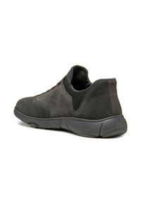 Scarpa sportiva in suede grigio scuro con suola in gomma, tomaia testurizzata, pannelli in mesh elastico e un linguetta sul tallone per facilitare l'indossamento.