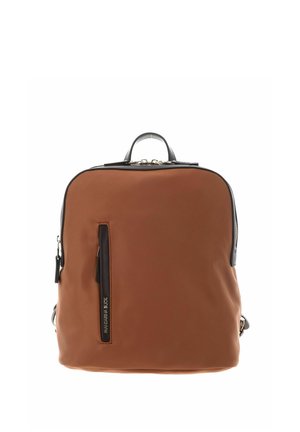 Sac à dos rectangulaire marron avec poche zippée noire à l'avant et poignée noire sur le dessus, sur fond blanc.