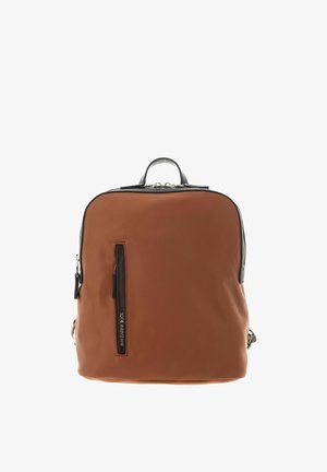 Sac à dos rectangulaire marron avec poche zippée noire à l'avant et poignée noire sur le dessus, sur fond blanc.