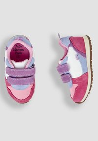 Chaussures colorées pour tout-petits en daim rose, violet et bleu clair, avec un panneau en tissu blanc, dotées de deux bandes Velcro ajustables et d'une semelle texturée.