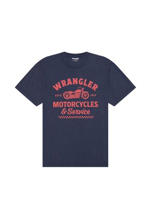 Marineblaues T-Shirt mit rotem Text "WRANGLER MOTORCYCLES & Service", einer roten Motorrad-Grafik und "ESTD 1947" in der Mitte vorne.