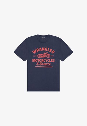 T-shirt bleu marine avec texte rouge "WRANGLER MOTORCYCLES & Service", un graphisme de moto rouge et "ESTD 1947" au centre devant.