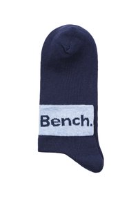 Marineblaue Strickmütze mit einem hellblauen Band, das das Wort "Bench." in dunkelblauen Buchstaben zeigt. Glatte Textur, runde Oberseite und enge Passform.