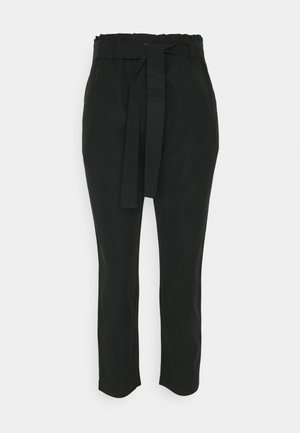 Pantalons noirs avec une taille ceinturée, fabriqués dans un tissu léger. Présente un design à jambes droites et des détails froncés à la taille.