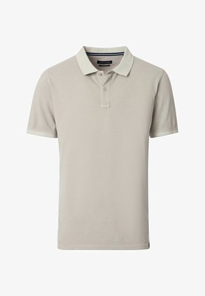 Lyse beige polo-shirt lavet af bomuld. Har en traditionel krave, korte ærmer og en treknaps lukning. Glat tekstur.