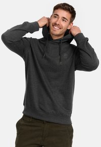 Dunkelgrauer Hoodie für Herren mit Kängurutasche, Kordelzugkapuze, gerippten Bündchen und kleinem Logo auf der Brust, aus weichem Stoff gefertigt.
