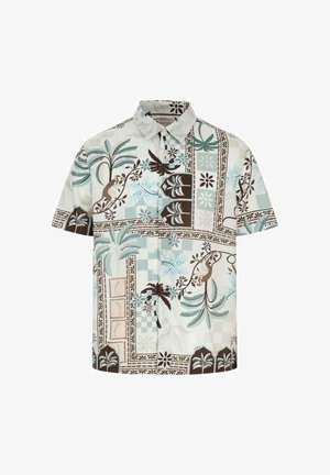 Chemise à manches courtes avec boutons, imprimé tropical comprenant des palmiers, des fleurs, des singes et des motifs géométriques dans des tons verts sourds, marron et beige.