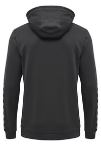 Haut à capuche noir avec un motif texturé, doté d'une capuche resserrée et de longues manches. Agrémenté d'un design le long des bords des manches.