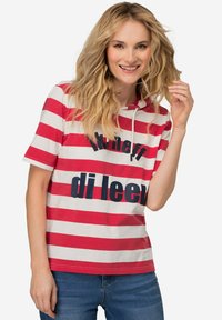 Červené a bílé pruhované tričko s krátkým rukávem, které má kapuci a odvážný tmavě modrý text na přední straně. Pohodlný střih s měkkou texturou látky.