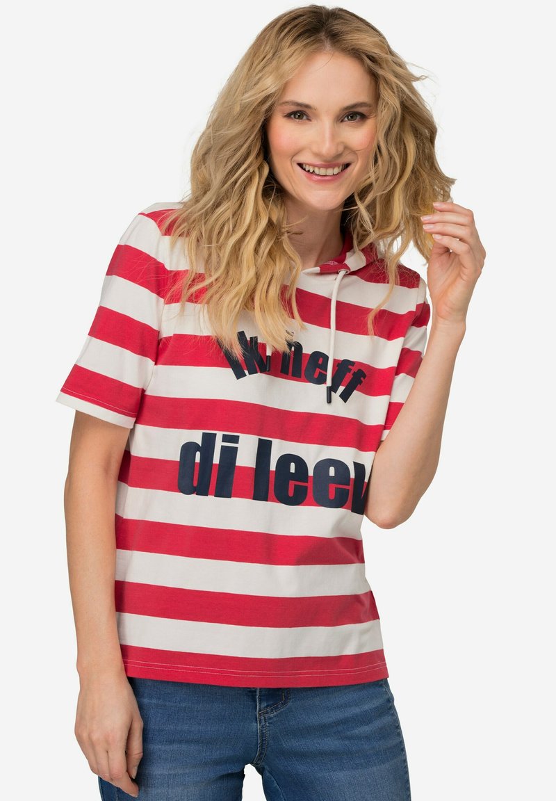 Červené a bílé pruhované tričko s krátkým rukávem, které má kapuci a odvážný tmavě modrý text na přední straně. Pohodlný střih s měkkou texturou látky.
