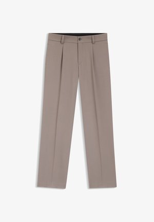 Világosbarna, férfi szabású nadrág övbújtatókkal, redőkkel, elöl gombbal és zipzáras sliccel, fehér háttéren laposan elhelyezve.