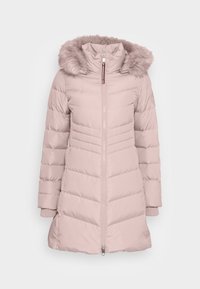 Helle rosa gepolsterte Jacke mit einer mit Fell gefütterten Kapuze, gerippten Bündchen und einem Reißverschluss vorne. Das Chevron-Steppdesign verleiht der Jacke Textur und Wärme.