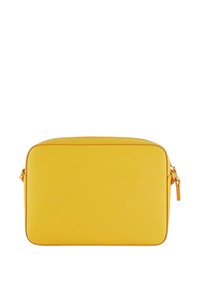 Borsa sintetica gialla con forma rettangolare, texture liscia e cuciture discrete. Presenta una chiusura con zip e un design minimale.