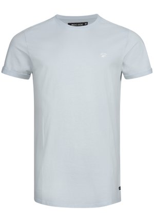 Jasnoniebieska bawełniana koszulka z krótkimi, podwiniętymi rękawami, okrągłym dekoltem i małym białym logo na piersi. Gładka faktura, casualowy design.