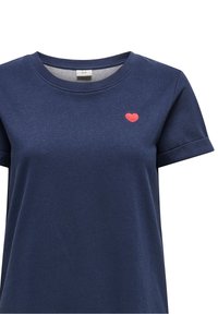 Granatowy t-shirt z bawełny, z krótkimi rękawami i okrągłym dekoltem. Na piersi ma małe, czerwone serce wyszyte.