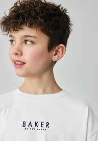 Bílé bavlněné tričko s námořnickým textem "BAKER by TED BAKER". Kulatý výstřih, uvolněný střih, hladká textura, jednoduchý design.