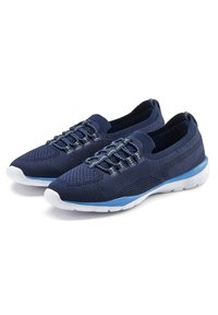 Scarpe slip-on in rete blu navy con tomaia testurizzata, lacci elasticizzati e suola in gomma bianca. I dettagli includono un bordo della suola di un azzurro chiaro.