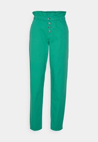 Calças verdes com uma cintura elástica franzida e fecho de cinco botões. Possui bolsos laterais e um design de perna reta. Material em algodão.