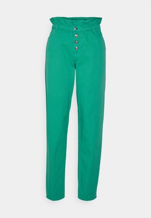 Calças verdes com uma cintura elástica franzida e fecho de cinco botões. Possui bolsos laterais e um design de perna reta. Material em algodão.