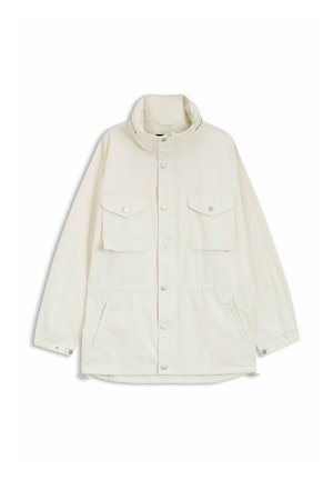 Kremowa kurtka z długim rękawem ze stójką, zapinana z przodu na zatrzaski, z dwoma kieszeniami z klapkami na piersi oraz dwoma kieszeniami bocznymi, elastyczne mankiety z zatrzaskami.