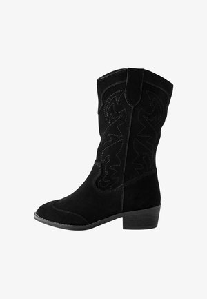 Schwarze Wildleder-Cowboystiefel mit spitzer Zehenform, dekorativen Nähten und einem niedrigen Blockabsatz. Verfügt über ein westliches Design am Schaft.