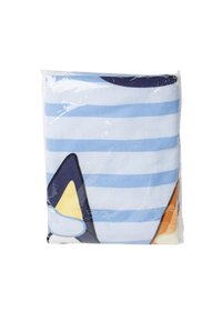 Manta de rayas azules con una textura suave, que presenta un diseño triangular colorido en amarillo, naranja y azul marino, envuelta en plástico transparente.