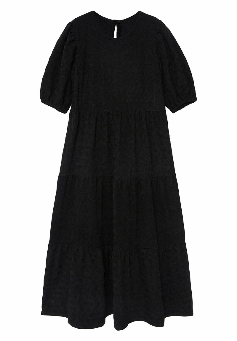 Czarna sukienka o średniej długości, z okrągłym dekoltem, krótkimi bufkami, warstwowym fasonem i teksturowanym materiałem. Zawiera zapięcie na guziczek z tyłu.