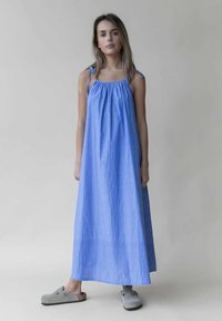 Studio Feder RIGMOR - Maxi-jurk - blau weiß